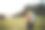 背着背包在大自然中行走的徒步旅行者图片下载