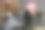 一个漂亮的年轻白人妇女的肖像，一个新的短粉色发型坐在理发店的椅子上。图片下载