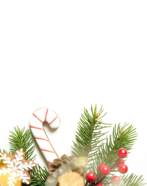 节日自然，零浪费，无塑料，圣诞装饰白色与复制空间。用传统的自制饼干、杉树树枝、松果和红浆果DIY寒假家居装饰图片下载