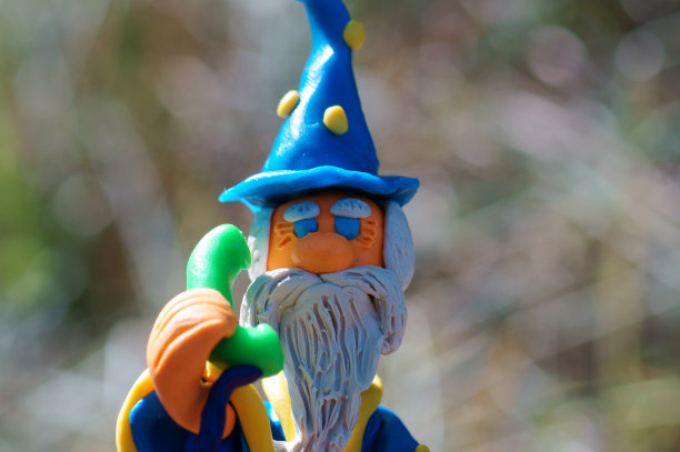 一个玩具巫师正在打电话。图片下载