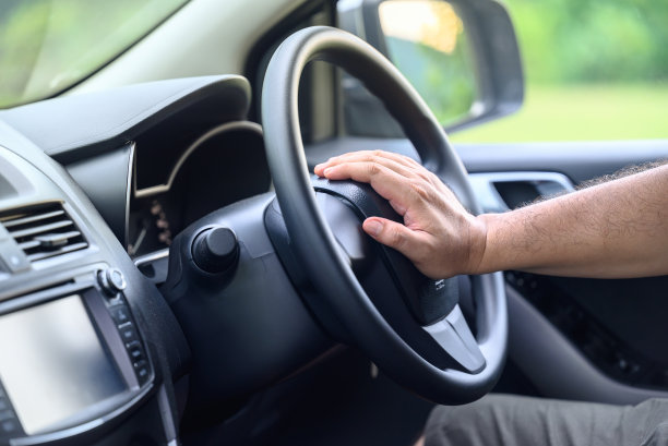 特写，男人在驾驶时按喇叭图片下载