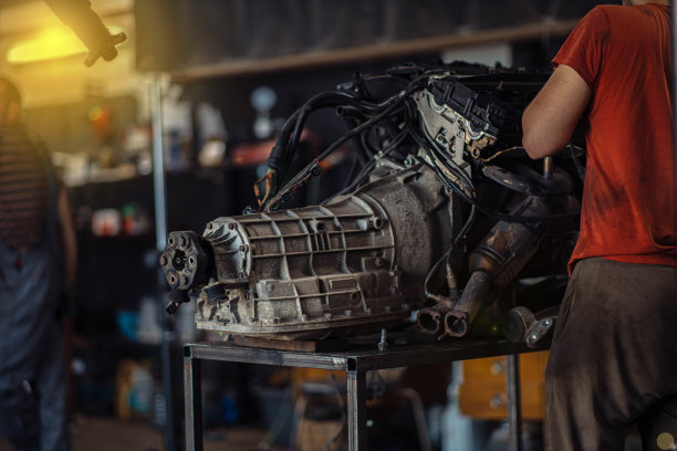 拆下汽车发动机和变速箱，修理和更换发动机。图片下载