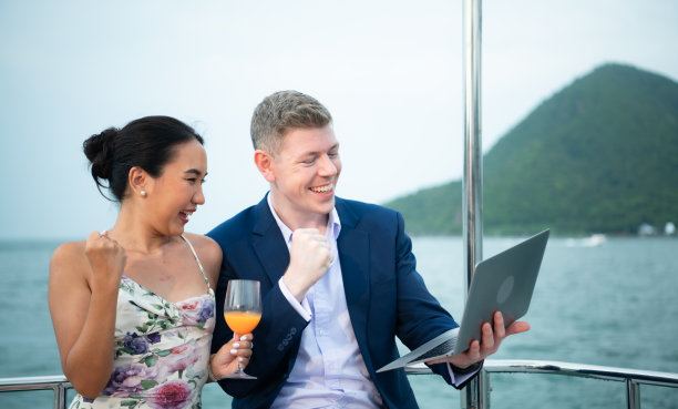 在一艘游艇上，一个商人开始了他的家庭度假。一项巨大的项目协议成功达成，图片下载