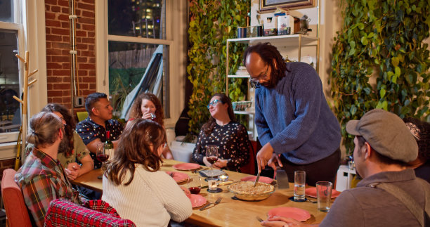 男子在感恩节派对上提供自制苹果派图片下载
