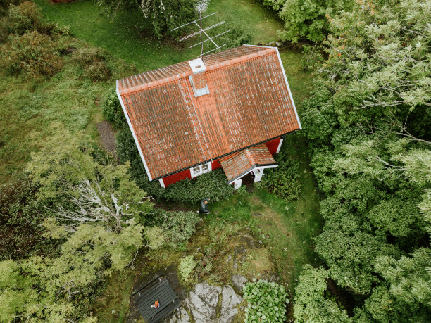 一座红色的斯堪的纳维亚乡村小屋图片下载