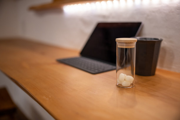 药瓶，药品，咖啡杯，笔记本电脑图片下载