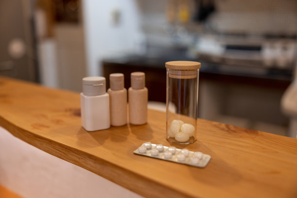 厨房柜台上有药瓶和药品图片下载