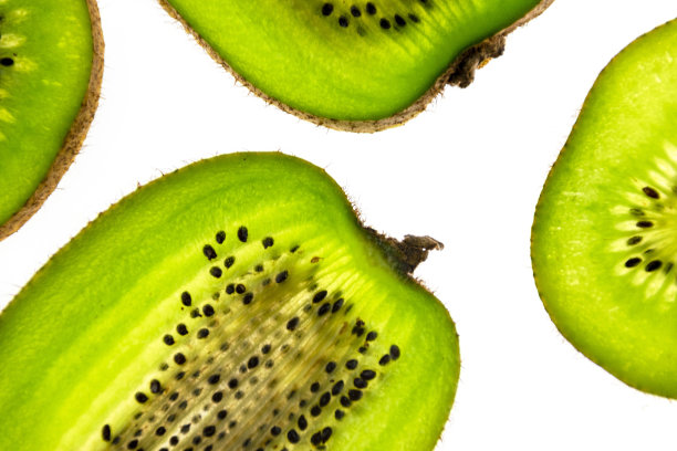白色背景上新鲜猕猴桃片的图案。图片下载