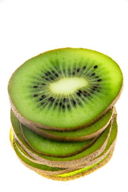 白色背景上新鲜猕猴桃片的图案。图片下载