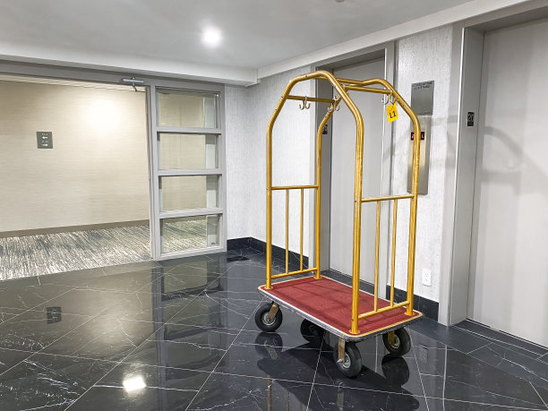 电车在电梯前面图片下载