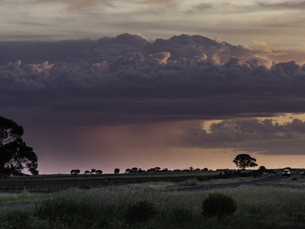 乡村公路上的日落风暴云图片下载