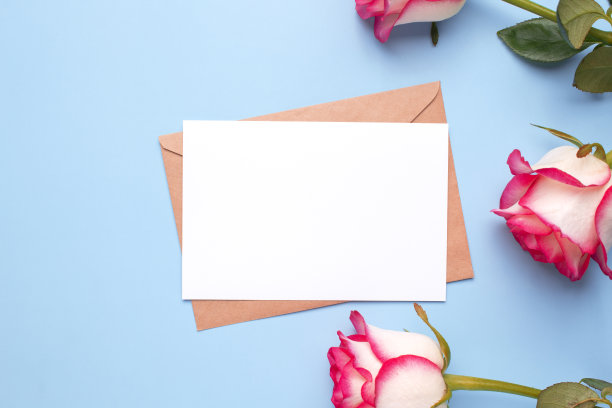 模拟请柬，空白贺卡和玫瑰花。平铺，俯视图。图片下载