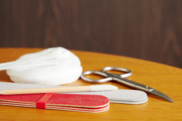 美甲工具，剪刀，指甲锉，化妆棉在沙龙的工作台上图片下载