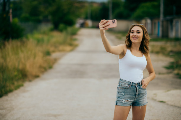十几岁的女孩在街上自拍图片下载