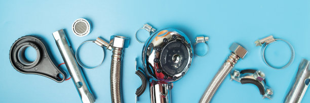 管道背景，淋浴喷头，软管，连接夹，管扳手和垫圈图片下载