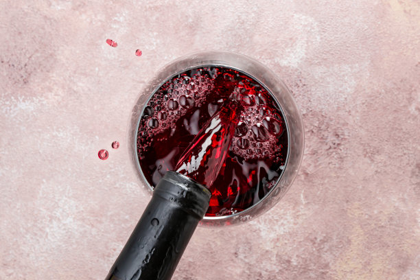 在vintage背景上的一杯红酒图片下载