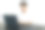 工作室肖像严肃专注的商人在笔记本电脑上工作的衬衫，打字在键盘上坐在书桌上白色孤立的背景。图片下载