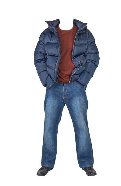 深蓝色牛仔裤、毛衣、带兜帽的夹克和白色背景下的黑色皮鞋。随意的风格图片下载