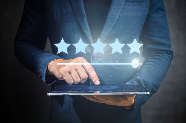男子手持数字平板电脑与5星图标界面。客户满意度调查。五星，优质服务，酒店，应用，公司评价。客户反馈。市场营销观念图片下载