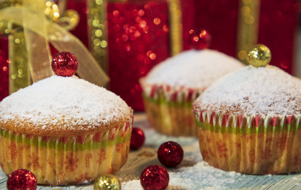 自制的圣诞装饰纸杯蛋糕。新年的概念。图片下载