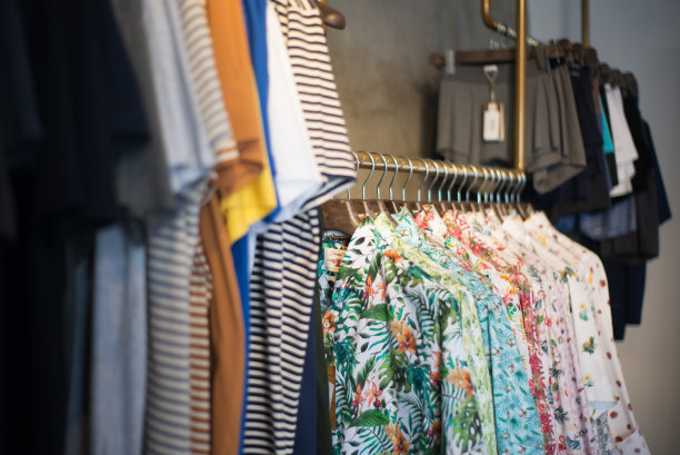 男性衣服的货架特写图片下载