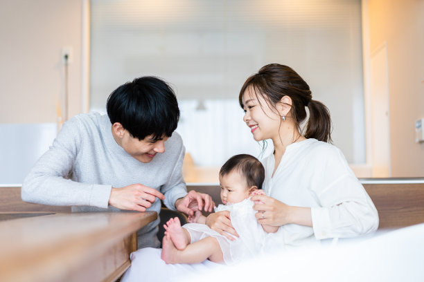 有健康宝宝的幸福家庭图片下载