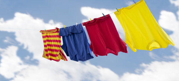 衣服挂在绳子上晾干图片下载