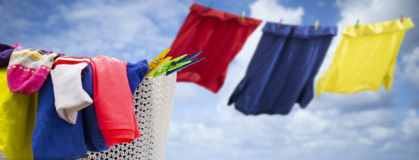 衣服挂在绳子上晾干图片下载