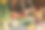一名妇女用冷杉树枝和干橙子做圣诞安排。女性的双手创造了圣诞手工艺手工装饰。庆祝新年。冬天的假期。图片下载