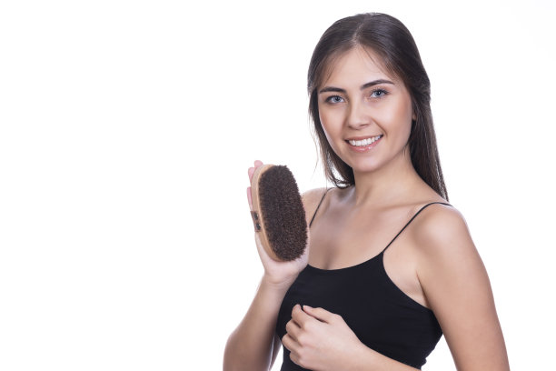 蓝眼睛望着镜头，手里拿着干按摩刷图片下载