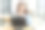 年轻女学生使用平板电脑在线学习。图片下载