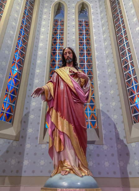 耶稣圣心的高大雕塑图片下载