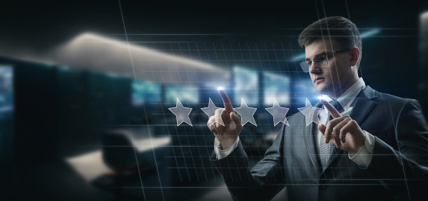 商人在虚拟电脑屏幕上给出五星评级。图片下载