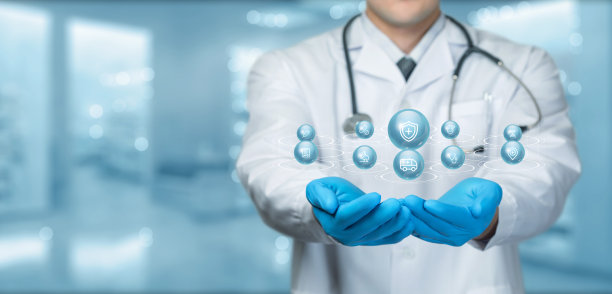 医生展示医疗保健系统。图片下载