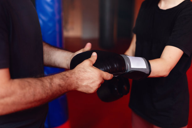 面目全非的女拳击手在拳击训练前用绷带包扎手图片下载