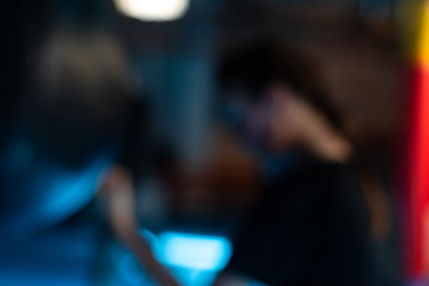 模糊的年轻女子在健身房拳击图片下载