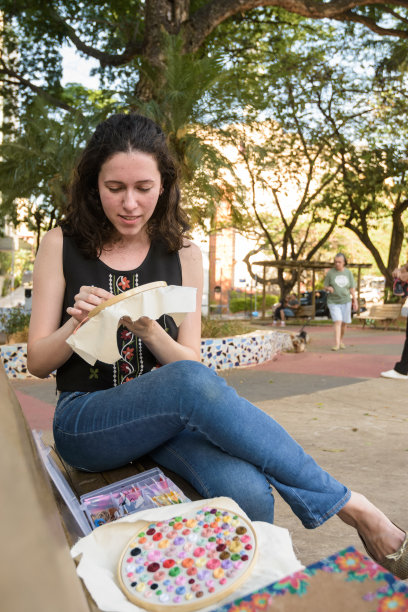 小女孩在正方形上刺绣图片下载