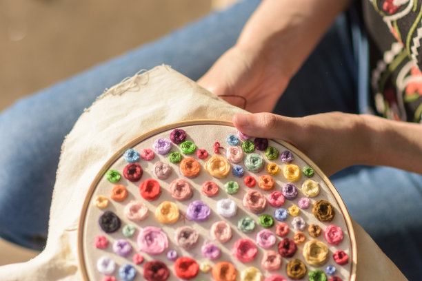 小女孩在正方形上刺绣图片下载