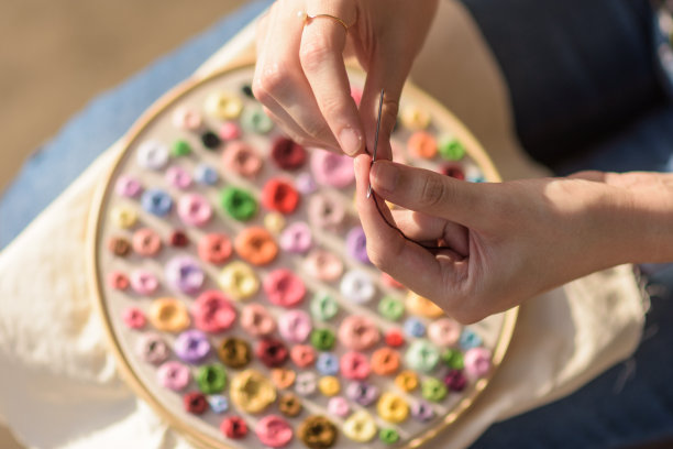 小女孩在正方形上刺绣图片下载