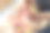 小女孩在正方形上刺绣图片下载