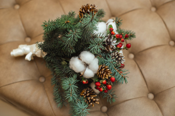 婚礼花束的云杉树枝，棉花，球果和浆果图片下载