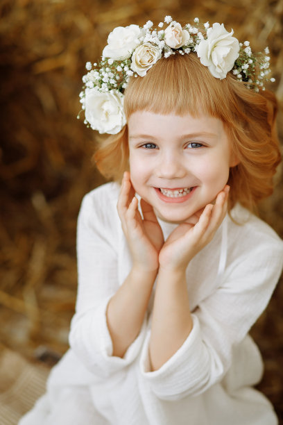 一个美丽的小女孩在田野里的画像图片下载