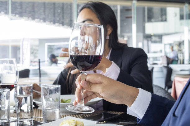 高管们在餐厅喝酒图片下载