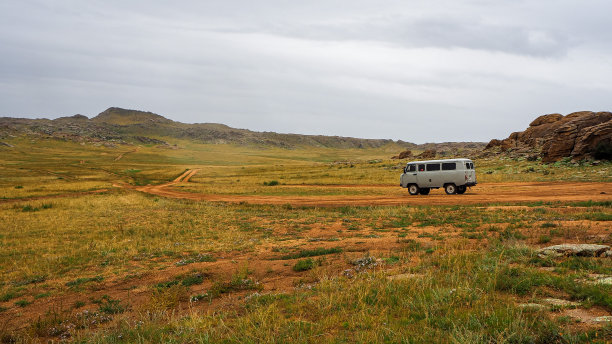 Van在Baga Gazariin Chuluu附近的野生草地上图片下载