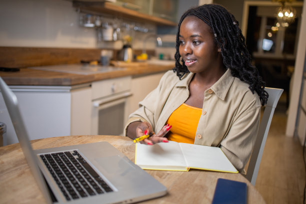 在家工作的女性图片下载