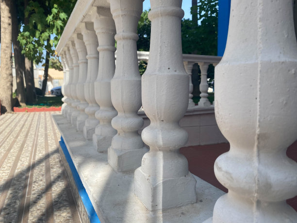 漂亮的老式经典白色阳台栏杆图片下载