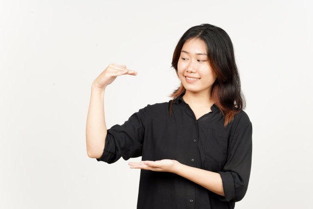测量和显示大标志产品美丽的亚洲妇女孤立在白色背景图片下载