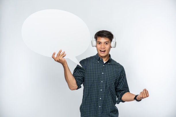 一名身穿黑衬衫的男子举着一个思想盒子的标志。图片下载