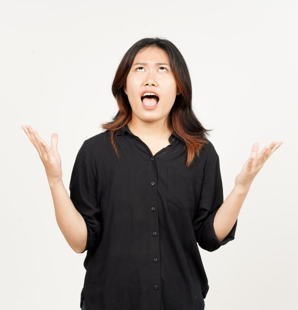 被孤立在白色背景上的美丽亚洲女子愤怒的表情图片下载