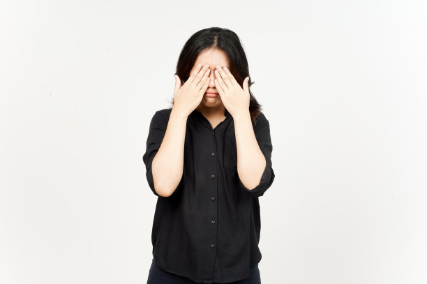 《孤立在白色背景上的美丽亚洲女人》捂着眼睛头痛图片下载